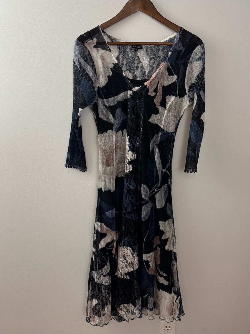Komarov midi dress a distinct floral pattern and 3/4 sleeves Size M